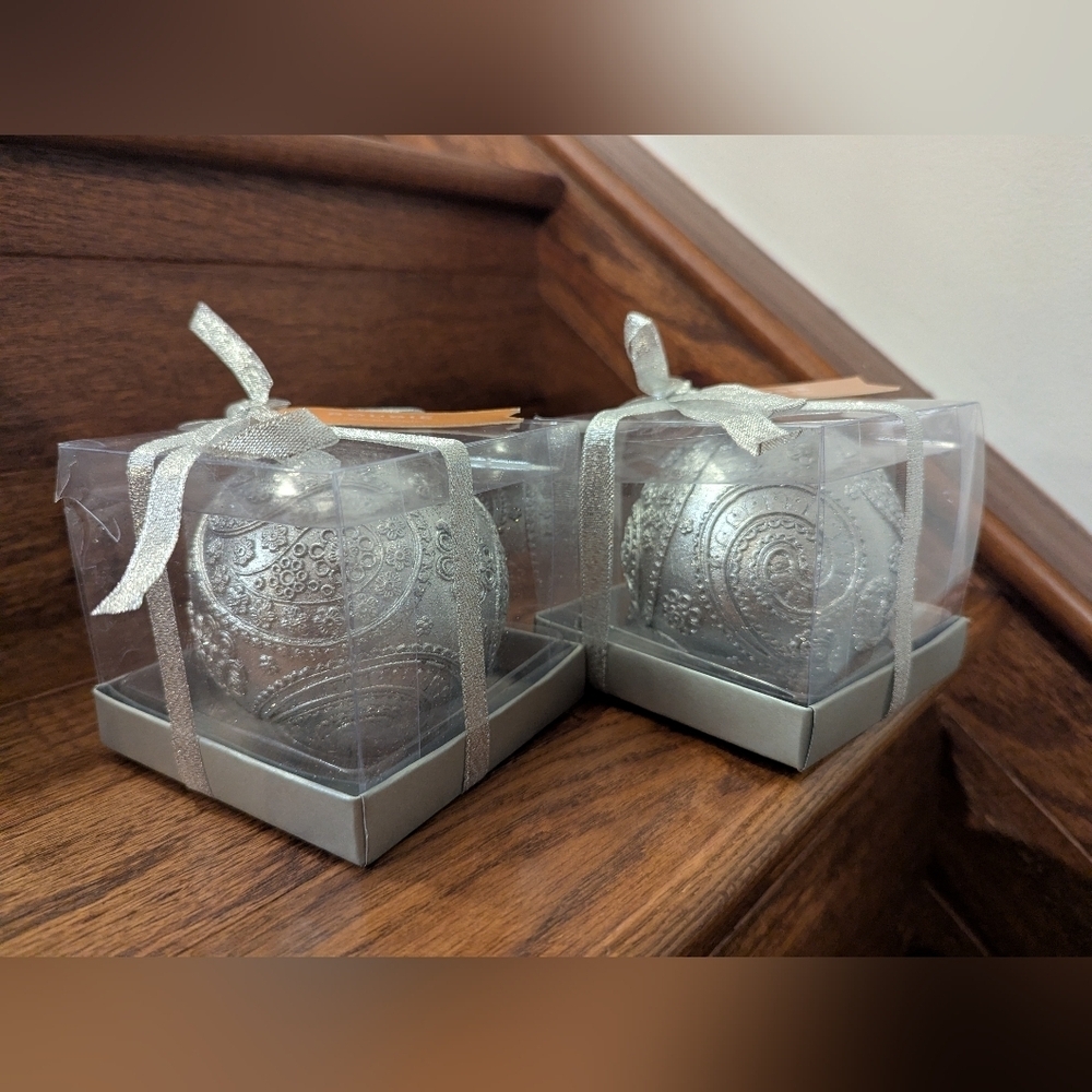 πRound Ornate Silver Sparkle Candles Set Of 2 Bougie Candles